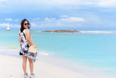 美丽的自然景观的海滩和的海夏天天空和快乐的女人旅游穿sunglasse微笑塔鲁陶岛国家公园satun泰国女人旅游的海滩泰国