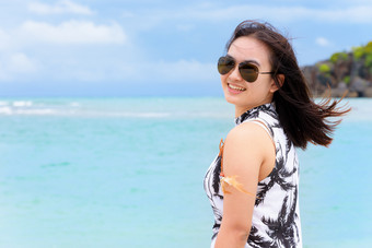 美丽的女人旅游穿sunglasse看的相机和微笑与快乐的海滩和海夏天天空背景KOH塔鲁陶岛satun泰国美丽的女人旅游的海滩泰国