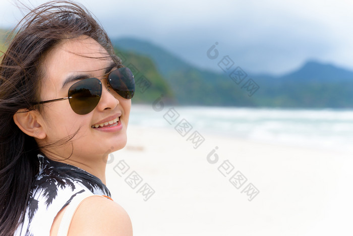 特写镜头脸美丽的女人旅游穿sunglasse看的相机和微笑与快乐的海滩和海夏天塔鲁陶岛satun泰国美丽的女人旅游的海滩泰国