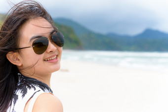 特写镜头脸美丽的女人旅游穿sunglasse看的相机和微笑与快乐的海滩和海夏天塔鲁陶岛satun泰国美丽的女人旅游的海滩泰国