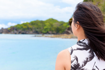 女人旅游穿sunglasse看美丽的自然景观的海滩和海夏天天空背景KOH塔鲁陶岛国家公园satun泰国女人旅游看的海泰国