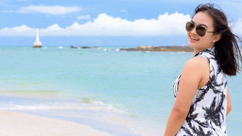 美丽的女人旅游穿sunglasse看的相机和微笑与快乐的海滩和海夏天天空背景塔鲁陶岛satun泰国美丽的女人旅游的海滩泰国