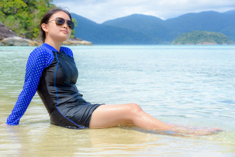 亚洲女人蓝色的泳衣和太阳镜<strong>坐</strong>着的清晰的水热带海的海滩夏天在的<strong>旅行</strong>KOH利普岛塔鲁陶国家公园satun泰国亚洲女人<strong>坐</strong>着的海在的<strong>旅行</strong>KOH利普岛