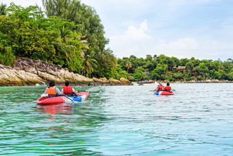 旅游集团是皮划艇的海旅行船看到的<strong>美丽</strong>的自然景观的早....夏天前面的度假胜地周围利普岛塔鲁陶国家公园satun泰国旅游集团是皮划艇的海利普泰国