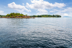 美丽的自然景观排水沟岛和KOH利普岛的安达曼海下的蓝色的天空和白色云夏天塔鲁陶国家公园satun泰国排水沟和KOH利普岛泰国