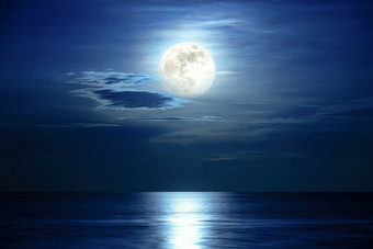 超级完整的月亮和云的蓝色的天空以上的海洋地平线午夜月光反映的<strong>水</strong>表面和<strong>波</strong>美丽的自然景观视图晚上场景的海为背景视图晚上场景的海
