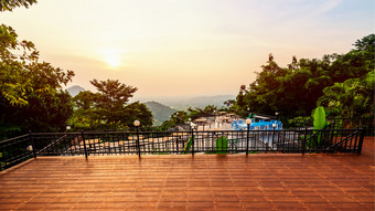 高角的观点为看的美丽的自然景观色彩斑斓的天空在的日落表格和椅子的阳台为餐厅的餐厅的山chon武里府泰国日落的观点的餐厅的山
