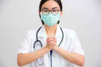 肖像美丽的亚洲女人医生与听诊器和面具保护电晕病毒扣手手势<strong>求</strong>为帮助合作工作在一起南方停止的疫情科维德概念女人医生问为合作