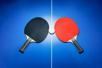 前视图黑色的和红色的<strong>表格</strong>网球球拍和白色平发出难闻的气味球的蓝色的平发出难闻的气味<strong>表格</strong>与明亮的关注的焦点两个<strong>表格</strong>网球桨体育竞争设备为室内锻炼前视图黑色的和红色的<strong>表格</strong>网球球拍