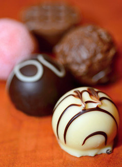 关闭各种各样的比利时巧克力果仁糖木背景