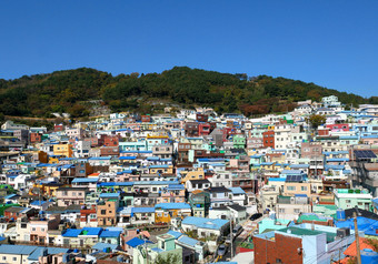 gamcheon文化村的山釜山南韩国的区域已知的为它的明亮画房子gamcheon文化村釜山南韩国