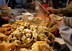 朝鲜文街食物摊位odeng炸鱼饼串tteokbokki和其他炸食物