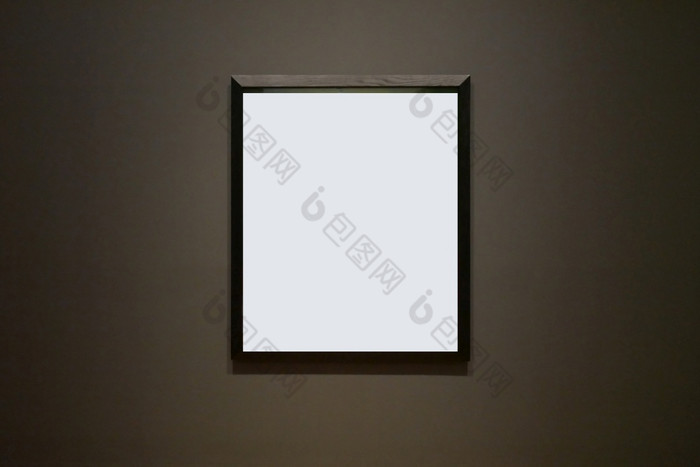 空白图片框架挂黑色的墙框架海报模型与黑暗墙背景