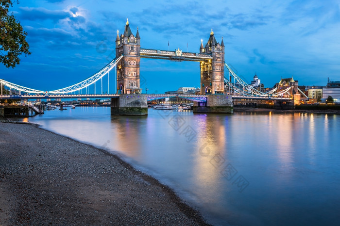 塔桥和泰晤士河河基斯月光的晚上塔桥和泰晤士河河基斯月光的晚上伦敦曼联王国