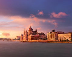 布达佩斯议会和多瑙河河路堤日落布达佩斯匈牙利