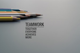 团队合作概念集团颜色铅笔黑色的背景与团队合作概念集团颜色铅笔黑色的背景与词团队合作在一起每一个人达到和更多的