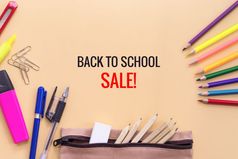 欢迎回来学校出售背景色彩斑斓的颜色铅笔和文具袋黄色的背景与复制空间