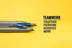 团队合作概念集团颜色铅笔黄色的背景与词团队合作在一起每一个人达到和更多的