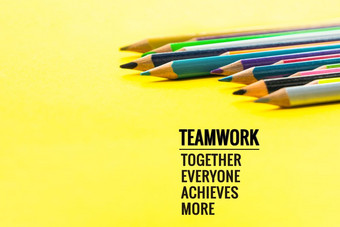 团队合作概念集团颜色铅笔黄色的背景与词团队合作在一起每一个人达到和更多的
