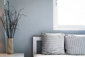 舒适的生活房间灰色枕头沙发与窗口复制空间