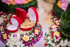 嫁妆黄金项链花托盘泰国传统的婚礼