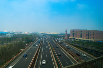 上海中国4月的高速公路郊区上海多云的一天采取从的高速火车
