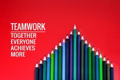 团队合作概念集团颜色铅笔红色的背景与词团队合作在一起每一个人达到和更多的
