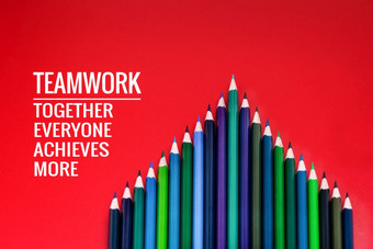 <strong>团队合作</strong>概念集团颜色铅笔红色的背景与词<strong>团队合作</strong>在一起每一个人达到和更多的