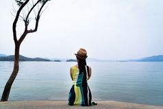 旅行者女人享受看美丽的湖与山背景