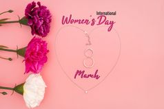 国际女人rsquo一天与花和心形状项链粉红色的背景