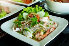 辣的面条沙拉辣的粉丝沙拉与新鲜的虾和鱿鱼泰国食物风格首页使食物概念为美味的和健康的餐