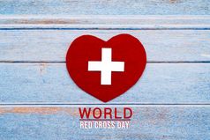 世界红色的交叉一天红色的心木表格背景纹理