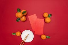 平躺中国人月球新一年传统的食物和提供红色的信封表格前