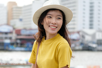 年轻的亚洲女人肖像微笑与幸福城市在户外背景快乐时刻休闲生命系统旅行博主