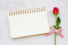 情人节rsquo一天背景模板红色的玫瑰和空白笔记本纸白色大理石背景与复制空间为文本前视图平躺