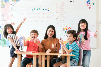 年轻的亚洲女人老师教学孩子们<strong>幼儿园</strong>教室<strong>学前教育</strong>教育概念