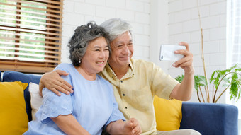 快乐高级亚洲夫妇采取自拍首页生活房间活跃的高级人快乐<strong>时刻休闲</strong>退休人与技术和生活方式