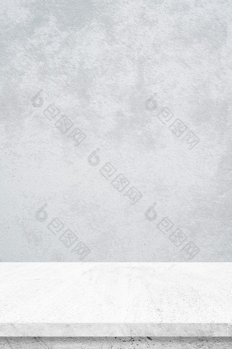 空白色水泥表格在灰色的水泥墙背景横幅表格前<strong>架子</strong>上计数器设计为产品显示蒙太奇