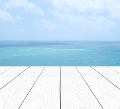 空的角度来看白色木表格在模糊海和蓝色的天空背景模板产品显示蒙太奇