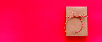 棕色（的）古董礼物盒子红色的背景与复制空间圣诞节新一年情人节rsquo一天和周年纪念日问候卡背景横幅背景壁纸海报模拟模板