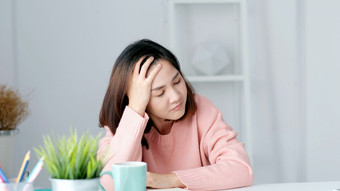 累了亚洲女人取La2首页办公室<strong>过度劳累</strong>亚洲女取打破从压力工作疲惫办公室女孩睡着了她的桌子上抑郁人从工作首页概念
