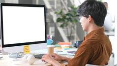 电脑屏幕模型模板背景办公室男人。打字电脑与空白屏幕共同办公空间办公室业务在线商务在线教育学习概念
