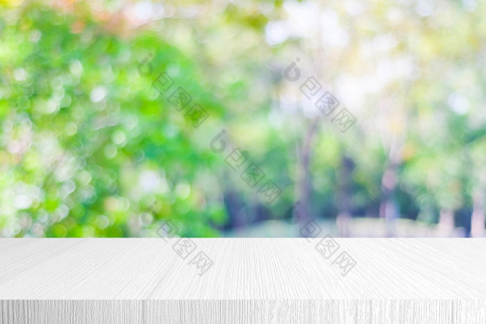 白色木表格计数器背景白色木架子上和模糊绿色树自然为食物野餐厨房产品显示背景表格前表面和模糊花园公园春天夏天户外横幅模板模拟