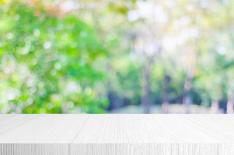 白色木表格计数器背景白色木架子上和模糊绿色树自然为食物野餐厨房产品显示背景表格前表面和模糊花园公园春天夏天户外横幅模板模拟