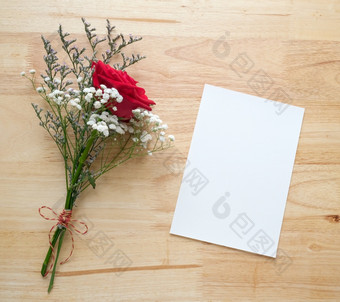 情人节rsquo一天概念红色的玫瑰花花束和空白白色请注意纸木背景与复制空间横幅为模拟模板前视图扁躺