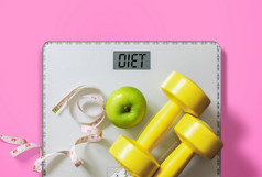 水果哑铃和规模脂肪燃烧和重量损失概念饮食