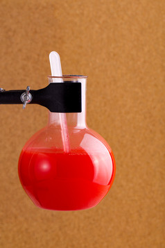 测试瓶与红色的液体的木背景