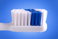 牙刷孤立的蓝色的背景