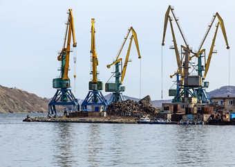 起重机的<strong>废品</strong>堆放场的海港堪察加半岛起重机的<strong>废品</strong>堆放场的海港