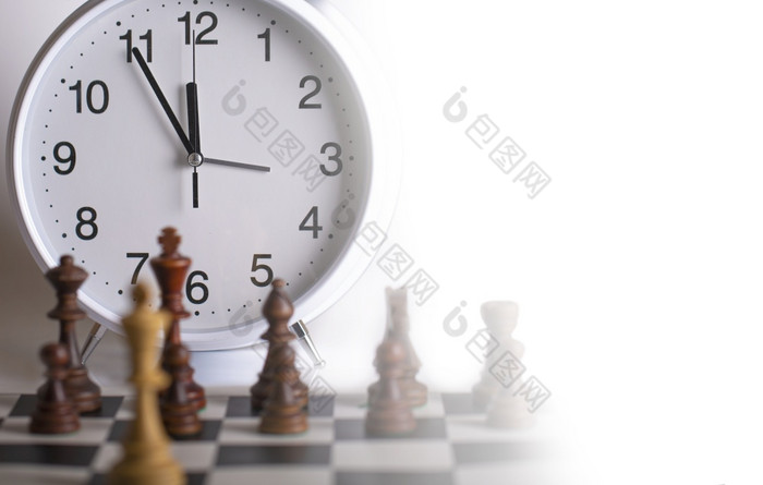 的时钟和国际象棋块棋盘背景的概念玩和赢得国际象棋比赛时钟和国际象棋块棋盘背景的概念玩和赢得国际象棋比赛